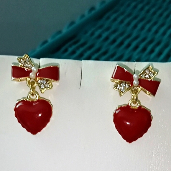New Post Heart Earrings - Picture 2 of 4